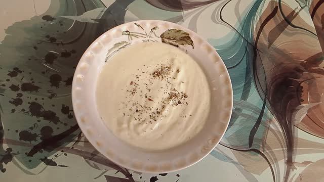 Холодный суп с огурцами и авокадо.