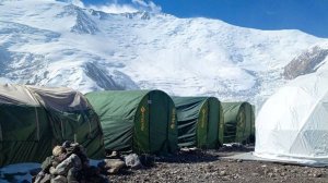 Гид Клуба 8000 Андрей Березин представляет палатку глэмпингового типа в Лагере 1 под пиком Ленина