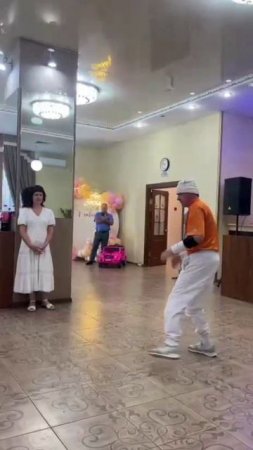 Меня зовут Дмитрий я занимаюсь спортивным видом танца Break Dance выступаю на корпоротивах, свадьбах