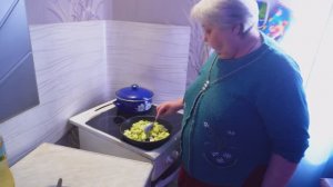 МАМА ПРИГОТОВИЛА ЗАВТРАК Разбили фотоаппарат Делаю вишнёвый сок из ягоды