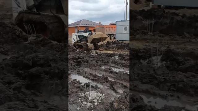 Работа мини-погрузчика Lonking с накидными гусеницами для большей проходимости смотреть онлайн