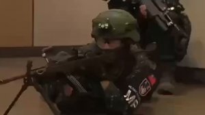 Тайваньские военные провели учения в метро Тайбэя, готовясь к возможному военному вмешательству.