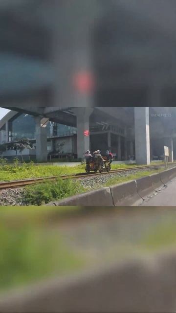 Железнодорожники на транспортной дрезине #shorts #railway #funnyshorts смотреть онлайн