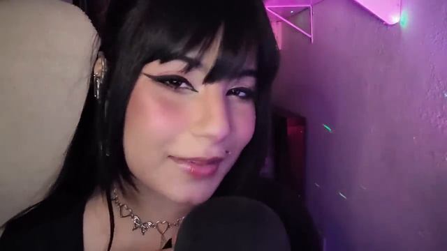 SakuraJu ASMR. Близкий шёпот, движения рук, звуки рта, косметические принадлежности.