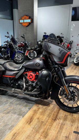 2018 CVO Street Glide Black Earth Fade