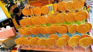 Очередь 10 метров за уличной сладостью из "Игры в кальмара"!