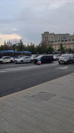 ‼️Двое мужиков решили подраться прям на проезжей части и попались на глаза Путину‼️