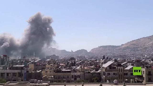 تصاعد أعمدة الدخان من مبنى رئاسة الأركان في دمشق بعد استهدافه بغارة إسرائيلية