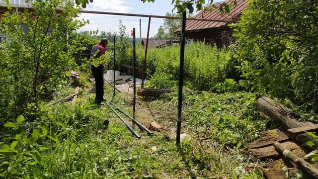 Разбор старого забора и установка нового.