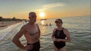Вечерний курорт на море. Пляж и вечерняя жизнь людей. #Голубицкая Онлайн