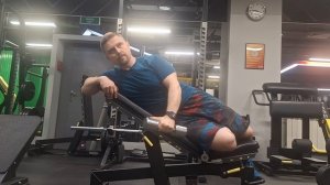 Отведения с гантелью лежа на боку на наклонной скамье