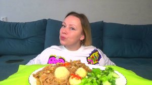 Мукбанг лапша гречневая, фрикадельки куриные, салат зеленый овощной. Еда на камеру.