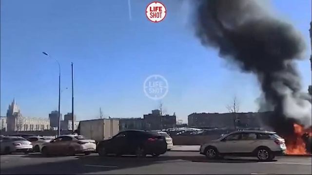 Горящий грузовик на набережной