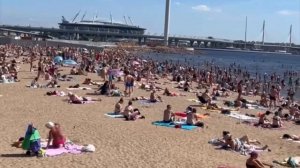 На пляжах Петербурга яблоку негде упасть