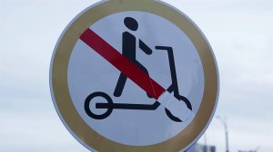 Сразу в двух российских городах полностью запретили электросамокаты