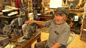 Леонид Петрович показывает кинопроекторы, которыми пользовались в школах