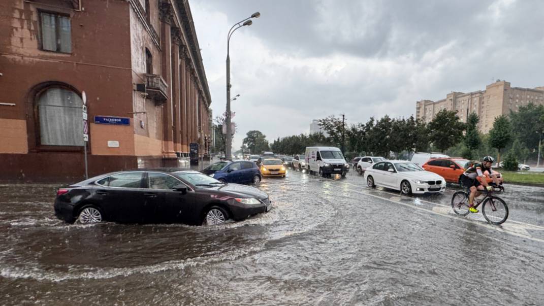 Ливень и молнии запомнятся москвичам надолго: как непогода парализовала движение в столице