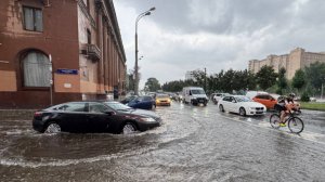 Ливень и молнии запомнятся москвичам надолго: как непогода парализовала движение в столице