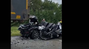 ГАЗон вмял легковушку в Большегруз стоящий впереди: ДТП в Майнском районе