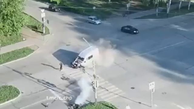 В Салавате 27-летний байкер проскочил на красный и врезался в машину ритуального агентства.