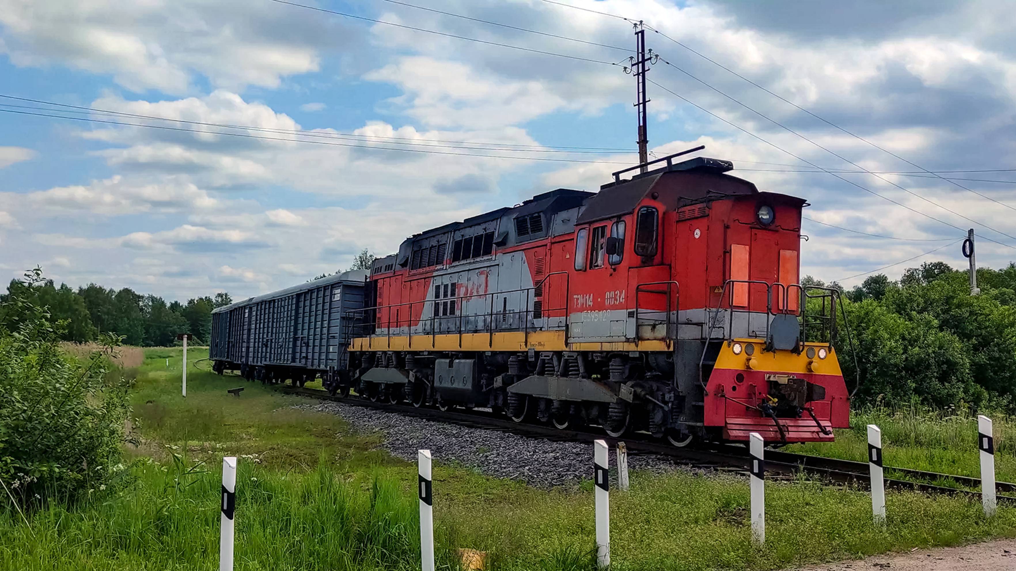 Тепловоз ТЭМ14-0034 с двумя вагонами