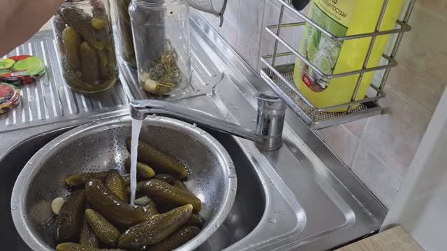 Как бочковые.Отличный рецепт простого посола огурцов.Готовьте и наслаждайтесь.