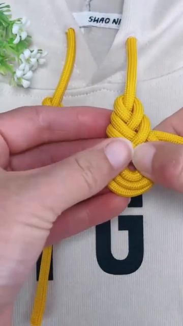 Как красиво завязать шнурок на капюшоне худи.#shorts # смотреть онлайн