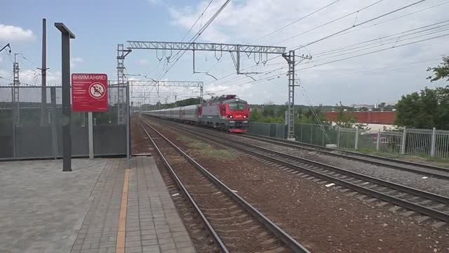 Электровоз ЭП20-020 (ТЧЭ-6) со скорым фирменным поездом "Анапа-Москва" № 012М Москва - Анапа.