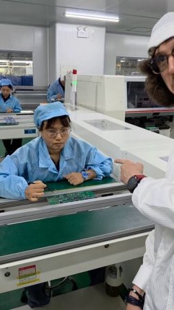Для чего китайские девушки носят браслеты на производстве?