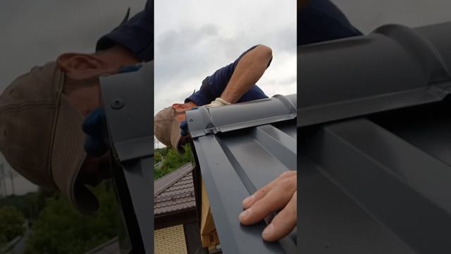 монтаж профнастила и чернового потолка с пароизоляцией