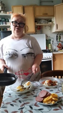 Мама покушала и легла спать, устала конечно