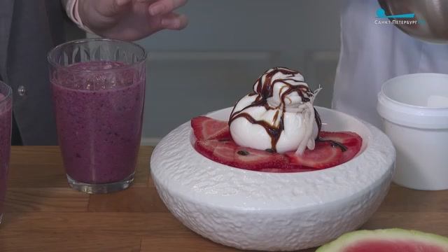 Гаспаччо из арбуза и клубники и освежающий чай на таволге
