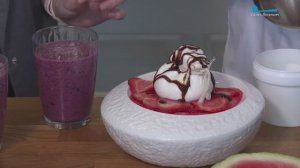Гаспаччо из арбуза и клубники и освежающий чай на таволге
