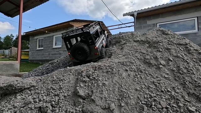 Опасный подъём вдоль обрыва на джипе RC Defender MN99s смотреть онлайн