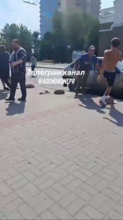 🫡🇺🇦В Днепропетровске подростки кулаками отбили отца у полицаев…