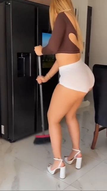 Уборка в коротеньких шортиках смотреть онлайн