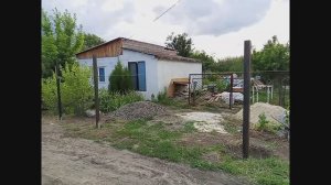 Пробурили лунки мотобуром под столбы и забетонировали столбы под забор . Ворота и калитку .