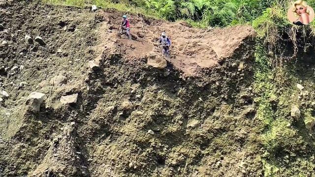 Строительство. шахтёры сбрасывают камни и песок со стен карьера
