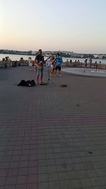 Знаменитая французская песня на набережной романтика заката #музыкаулиц #слушатьмузыку #travel смотреть онлайн