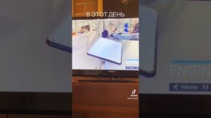Робот рисует кота и шутит