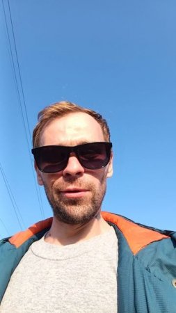 иду кроссовки в пыли