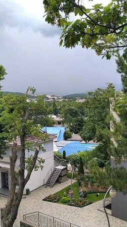 Сидим на БО Рассвет, а впереди огромная грозовая туча идёт на Чёрном море