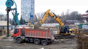 Разработка котлована гусеничным экскаватором