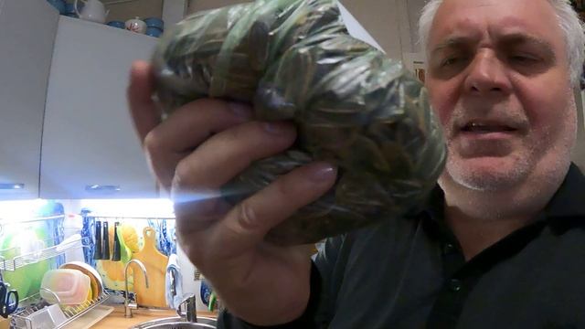 Попугай Неразлучник ест одни полосатые семечки! смотреть онлайн