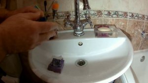 Почему надо периодически чистить, а лучше менять кольцо перелива раковины.
