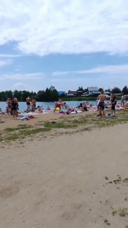 Люди отдыхают на пляже летом