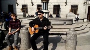 Павел Петров поет свою песню на Арбате