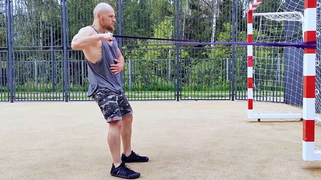 Лучшие упражнения с резиновыми петлями. Тренировки в домашних условиях и на улице.