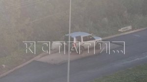 Дорогу через припаркованный автомобиль проложили дорожники