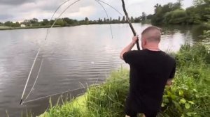 Виталик Зелёный Ловлю раков руками в норах